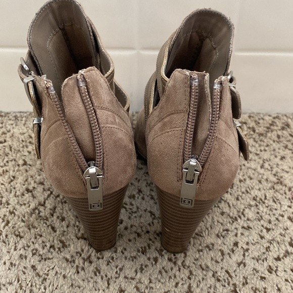 Liz Claiborne peep toe booties, size 6.5, tan/camel color - Picture 4 of 5
